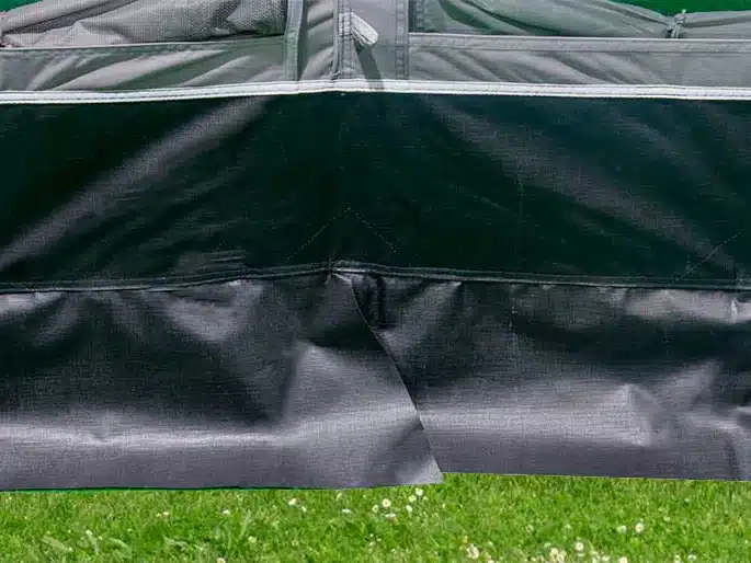 Schwarze Plane im Garten mit grünem Gras