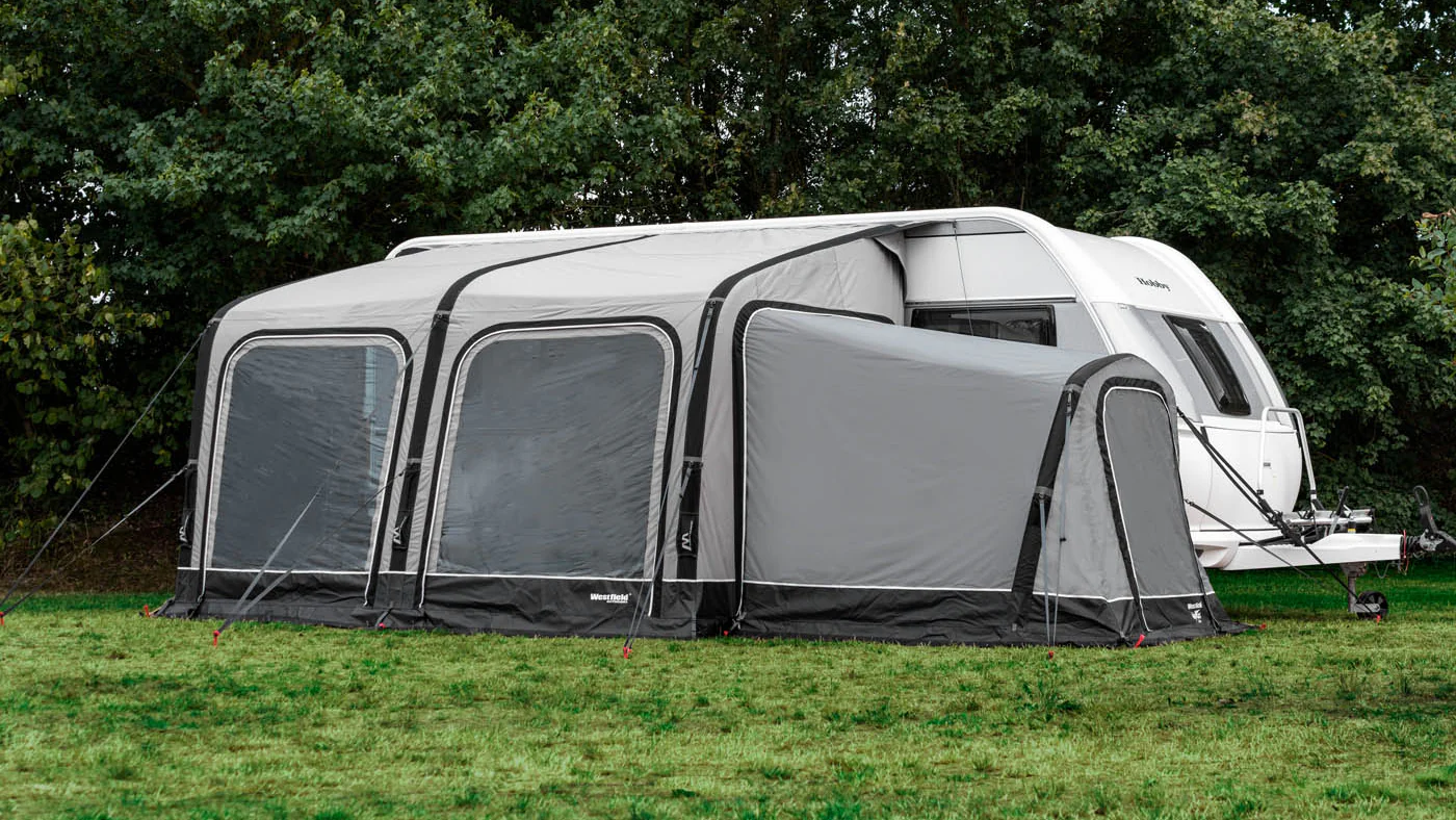 Wohnwagen mit Vorzelt im Grünen