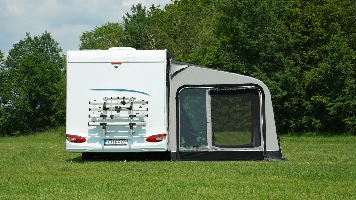 Wohnmobil mit Vorzelt auf grüner Wiese