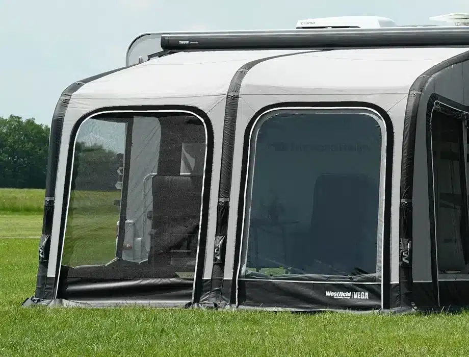 Graues Vorzelt am Wohnwagen auf einem Rasen