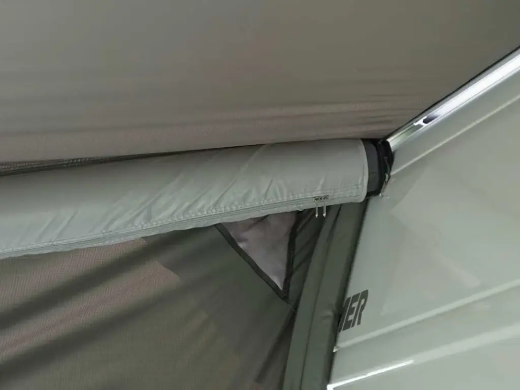 Dachmarkise an Wohnmobil montiert