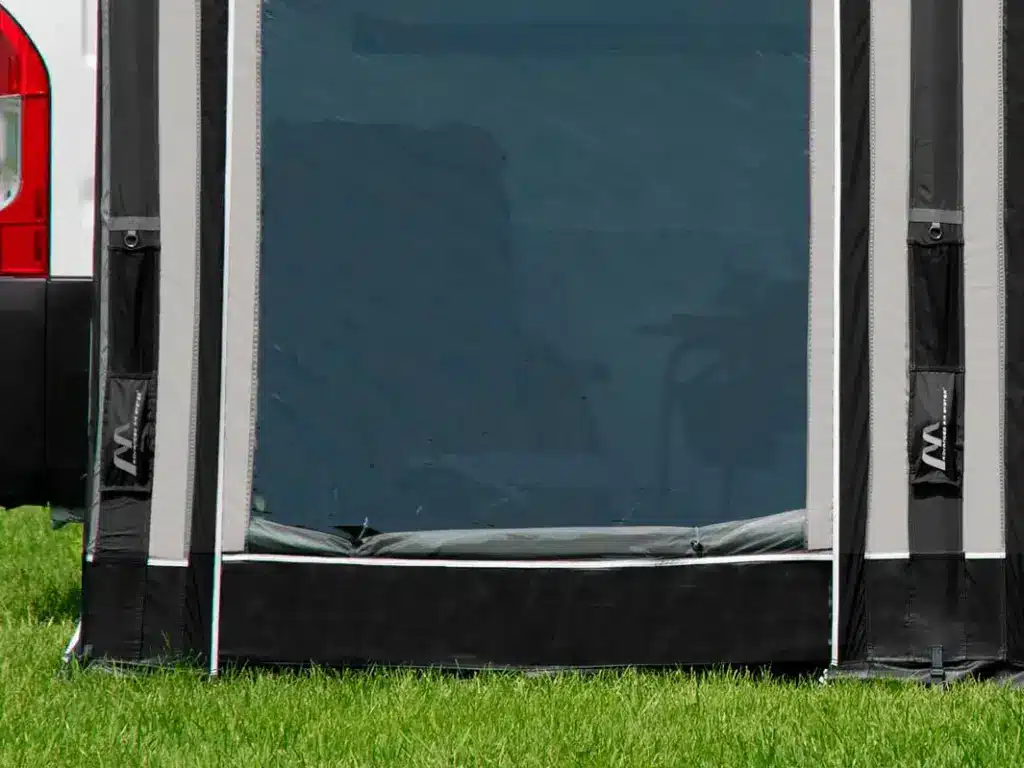 Campingvorzelt im Garten vor Wohnmobil