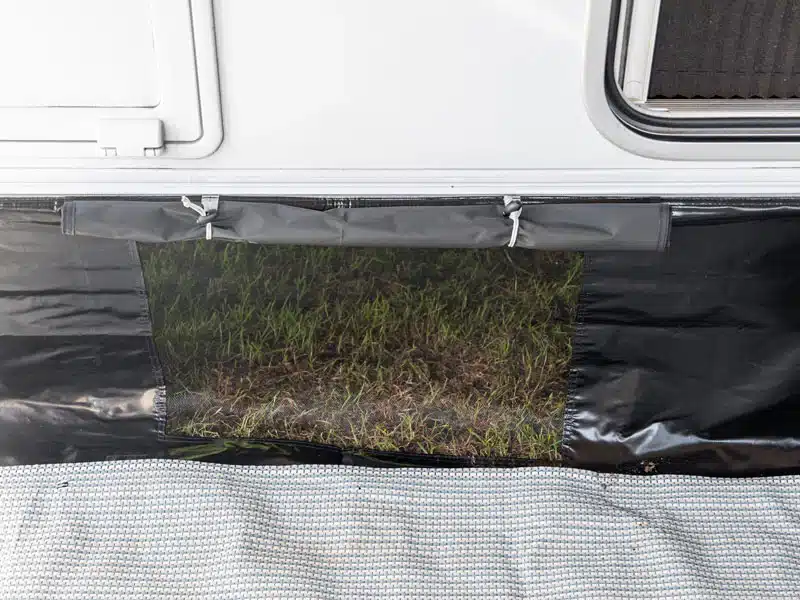 Wohnwagenrock vor Gras und Bodenbelag