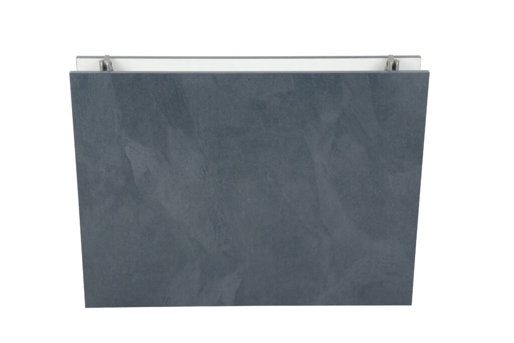 Graue Fliesenwand mit Metallbeschlägen oben