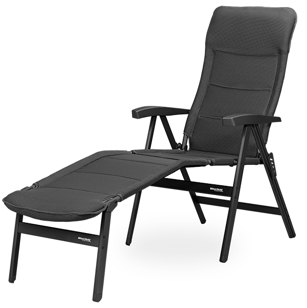 Schwarzer Liegestuhl mit Armlehnen und verstellbarer Rückenlehne.