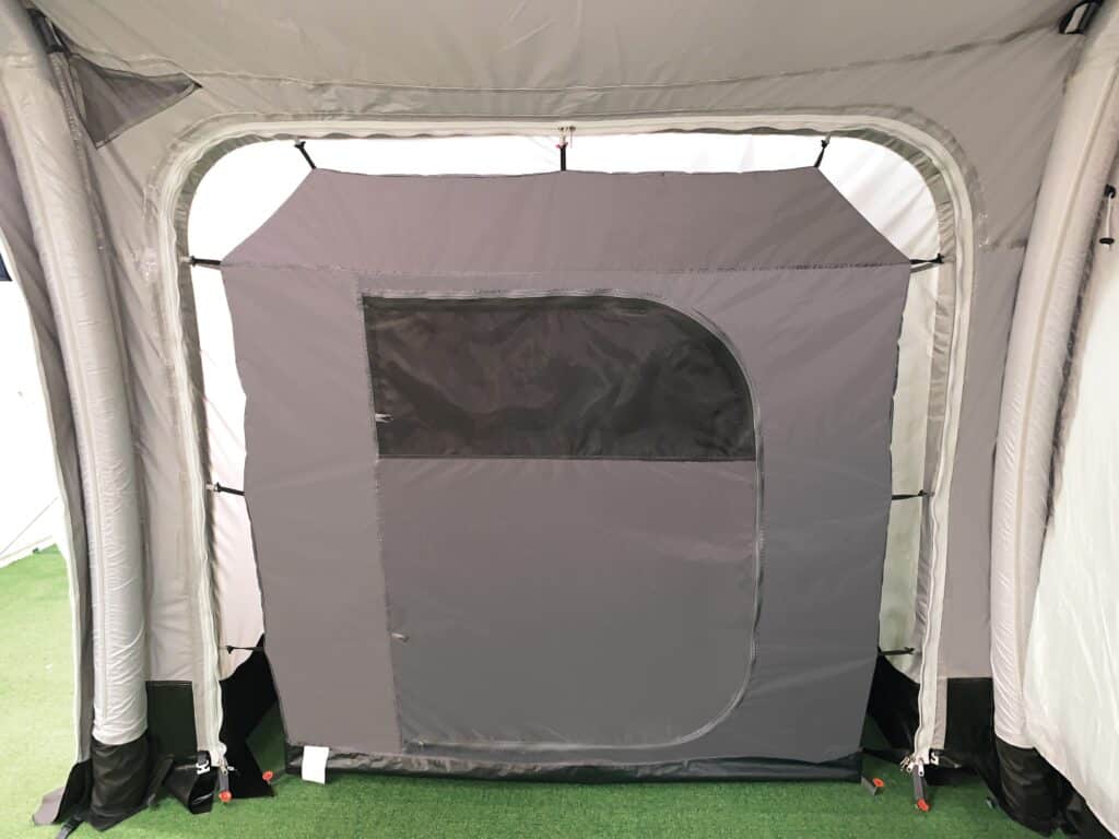 Inneres graues Zelt mit großem Fenster.