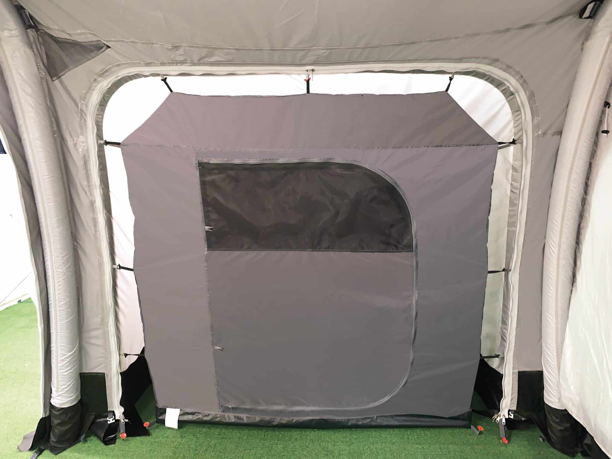 Inneres graues Zelt mit großem Fenster.