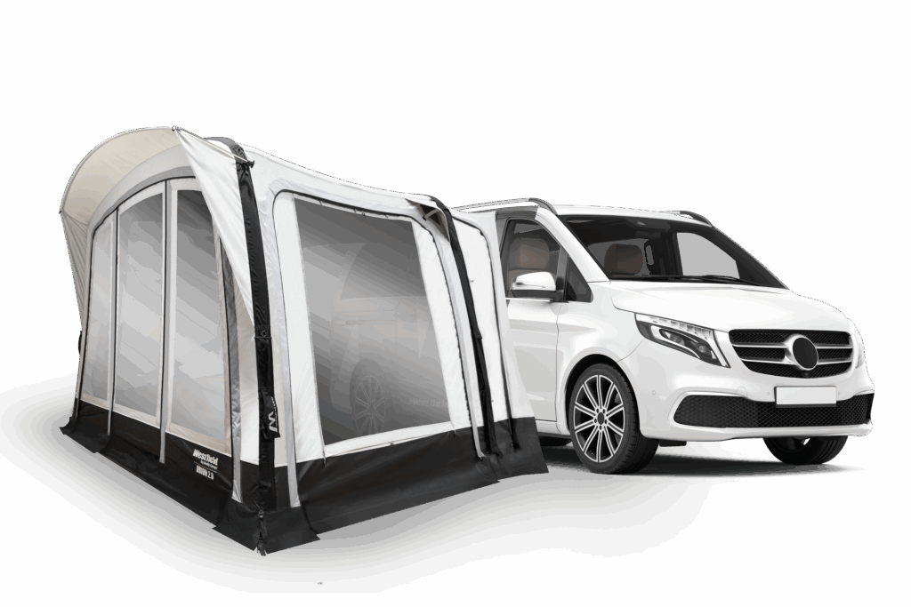 Weißes Auto mit aufgestelltem Vorzelt