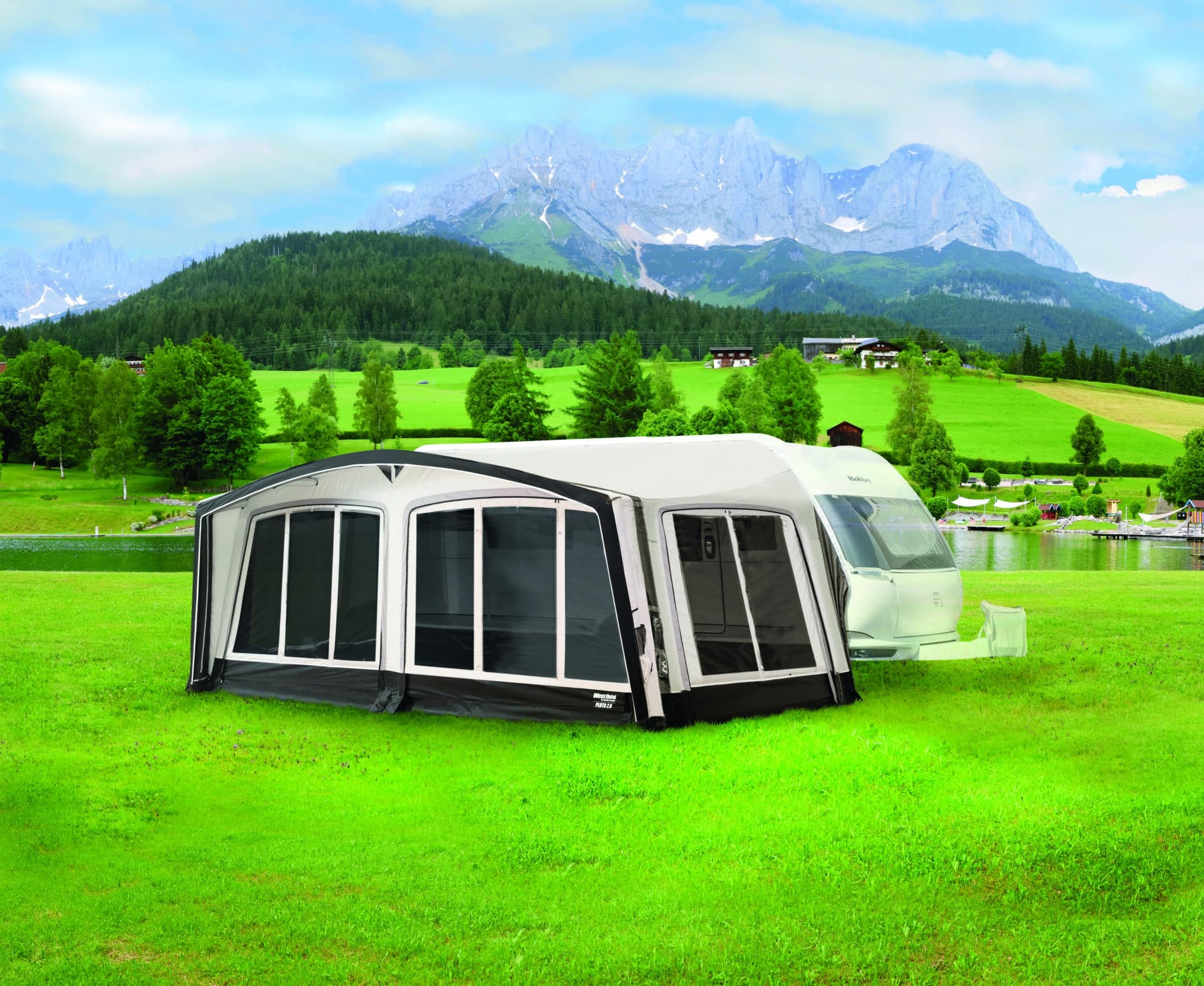 Campingplatz mit Wohnwagen und Bergen im Hintergrund