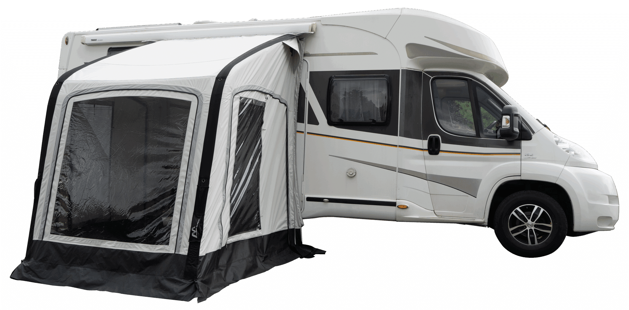 Wohnmobil mit Vorzelt im Freien