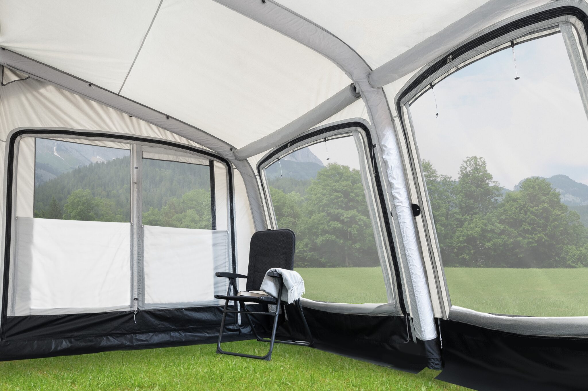 Innenansicht eines Zeltes mit Stuhl und Landschaft.