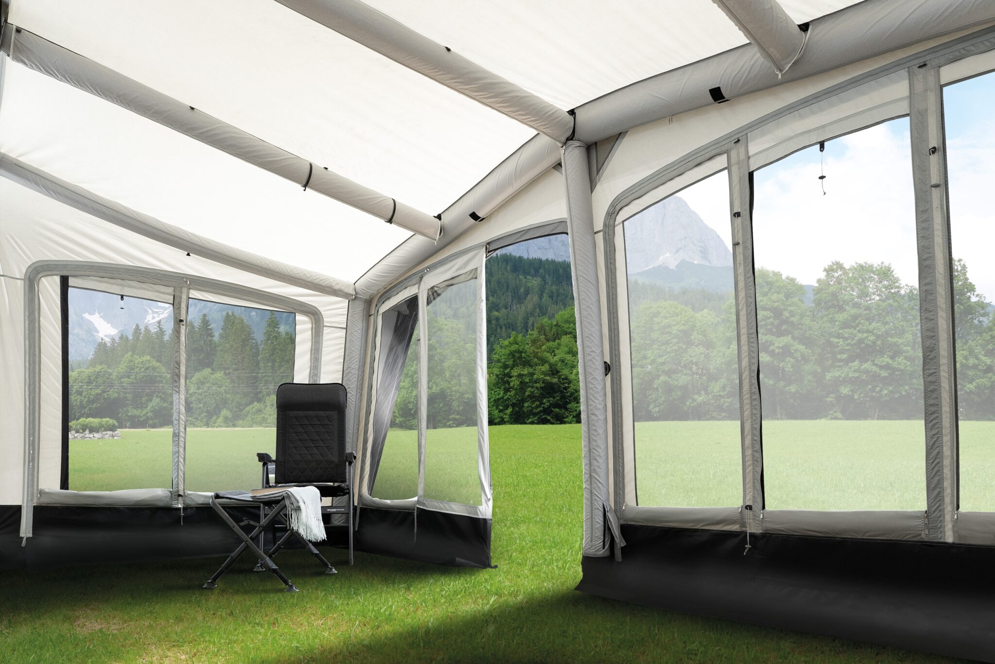 Innenansicht eines Zeltes mit Stuhl und Tisch.