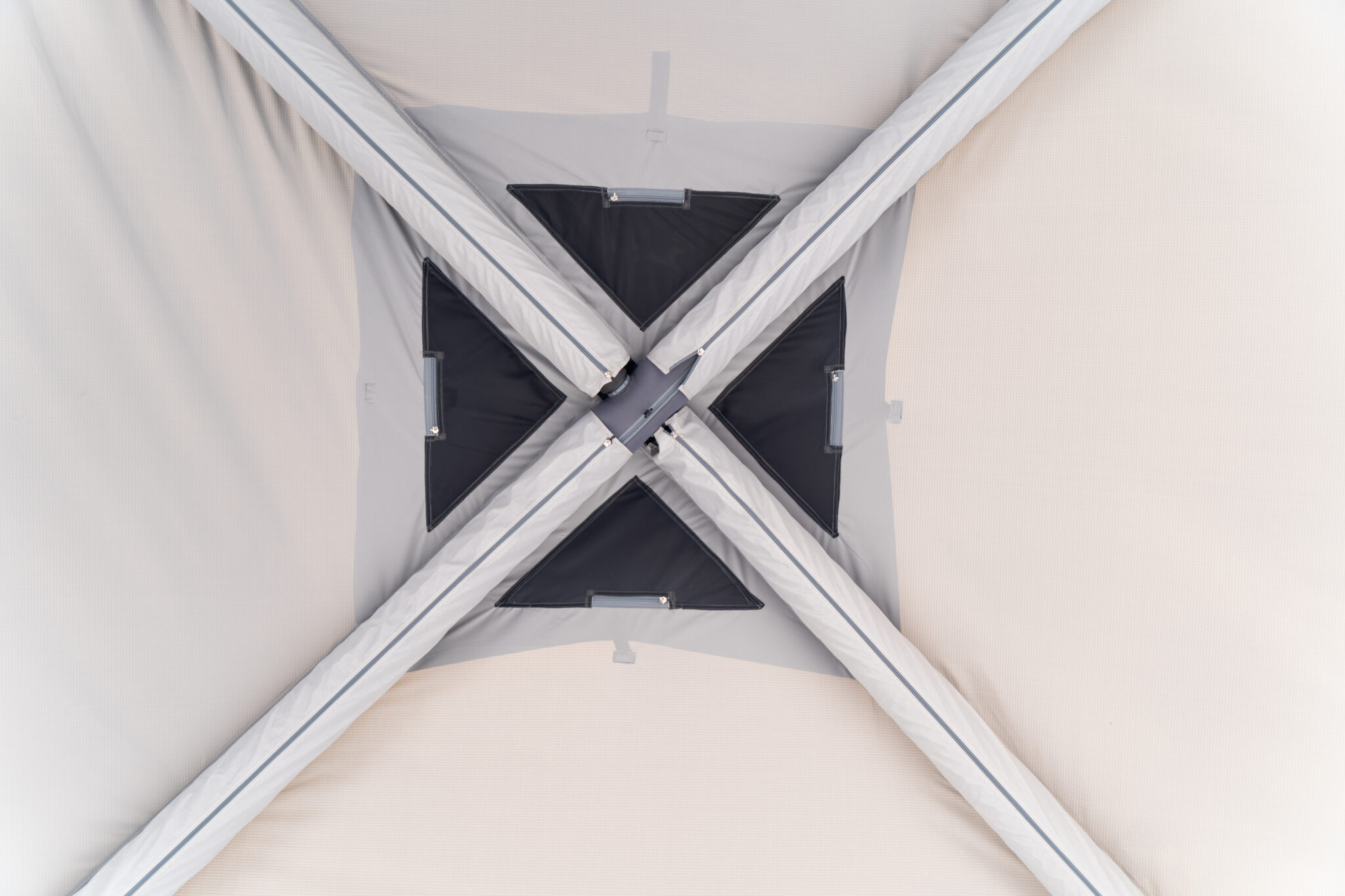 Blick von innen auf Zeltgestänge und Stoffspitzen.