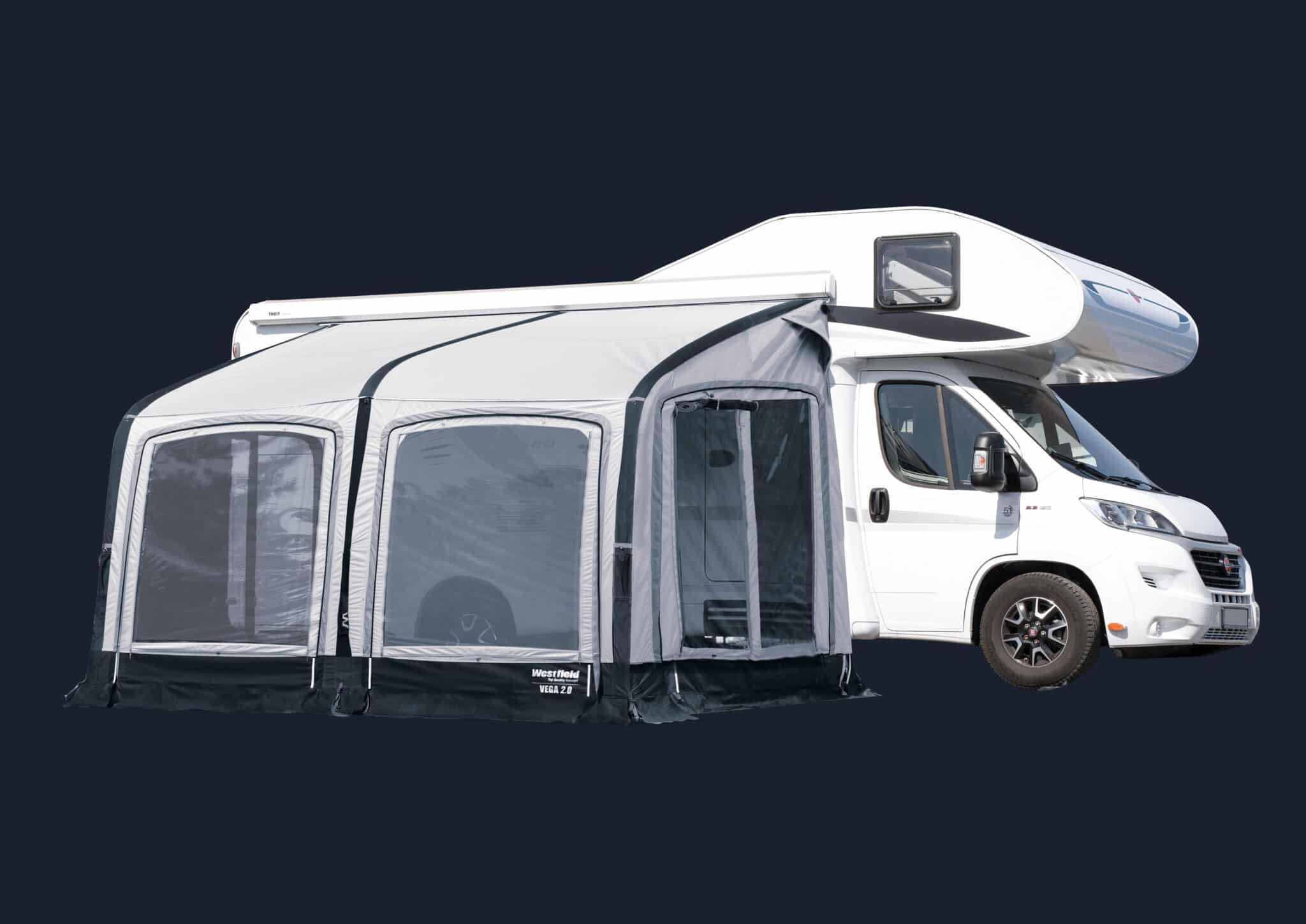 Wohnmobil mit angebautem Vorzelt auf dunklem Hintergrund.