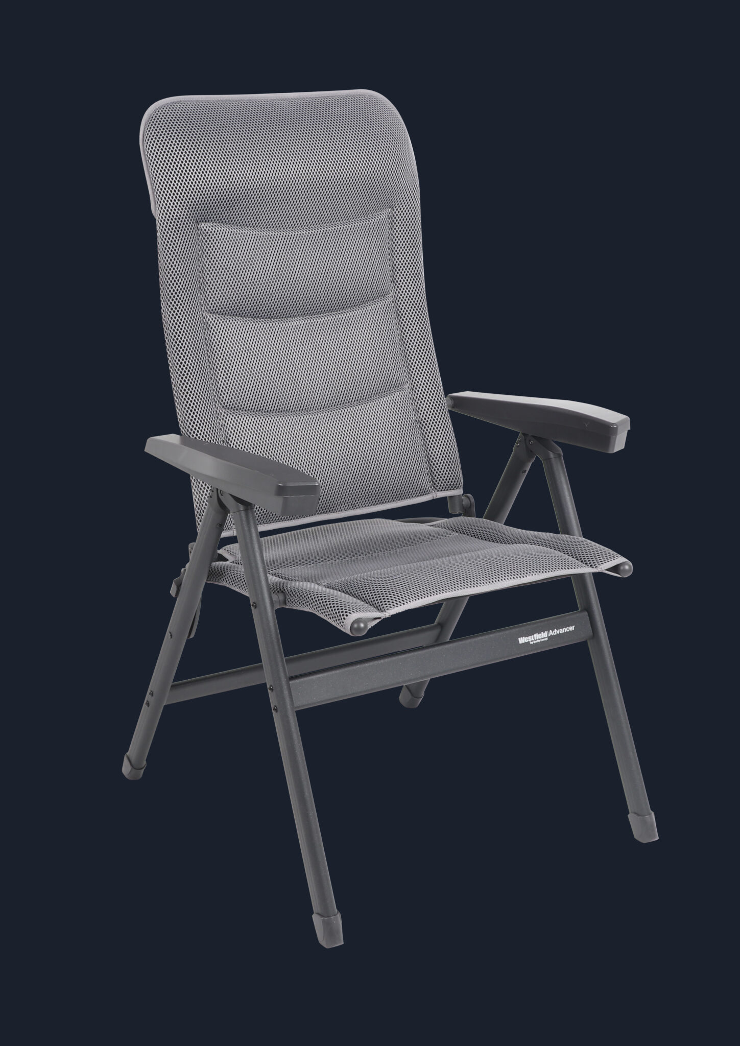 Grauer klappbarer Stuhl vor schwarzem Hintergrund