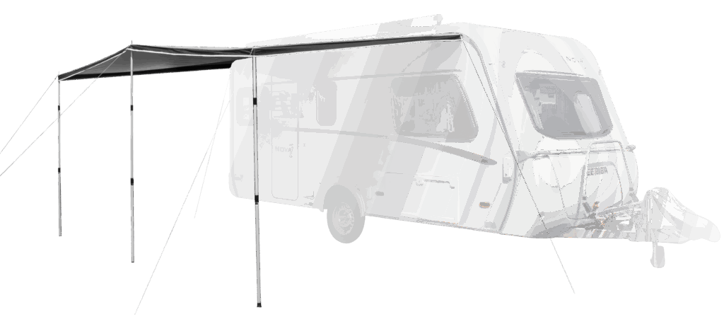 Campingwagen mit ausgefahrener Markise im Freien