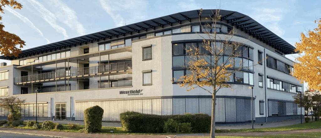 Modernes Bürogebäude mit Herbstbäumen, Westfield Outdoors.