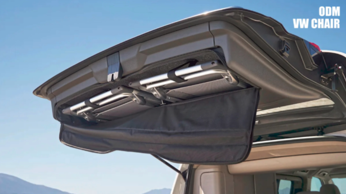 VW Rücksitz wird im Kofferraum eines Fahrzeugs gelagert.