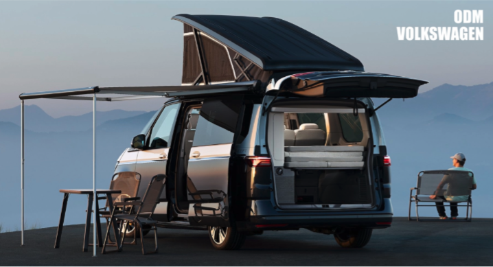 Camper im Freien mit aufklappbarem Dach und Möbeln
