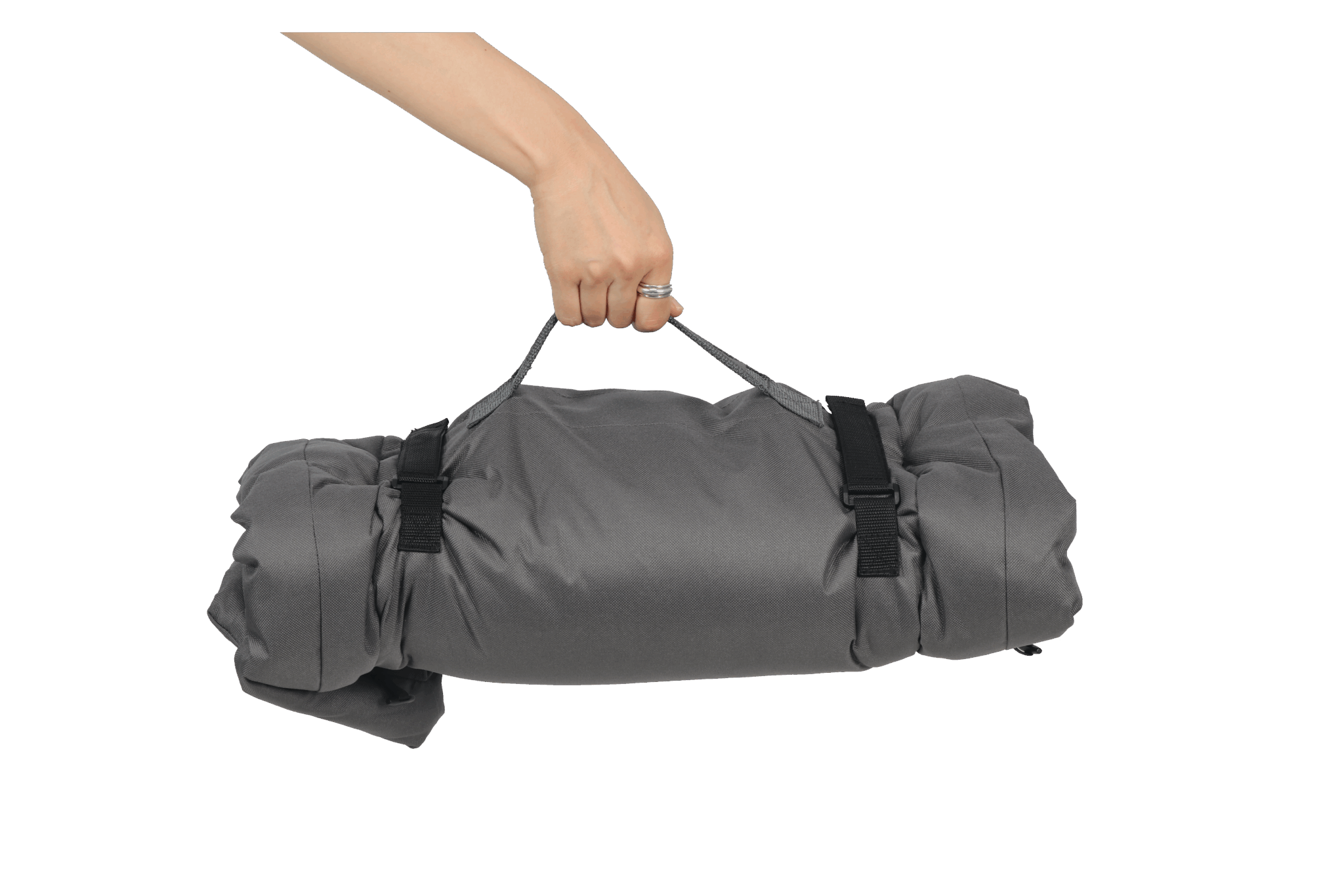 Hand hält grauen Schlafsack mit Gurten