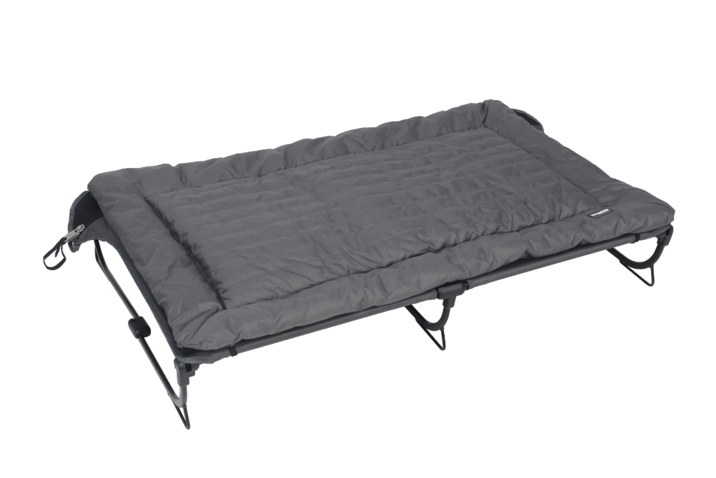 Klappliege mit grauer Polsterung auf Metallrahmen