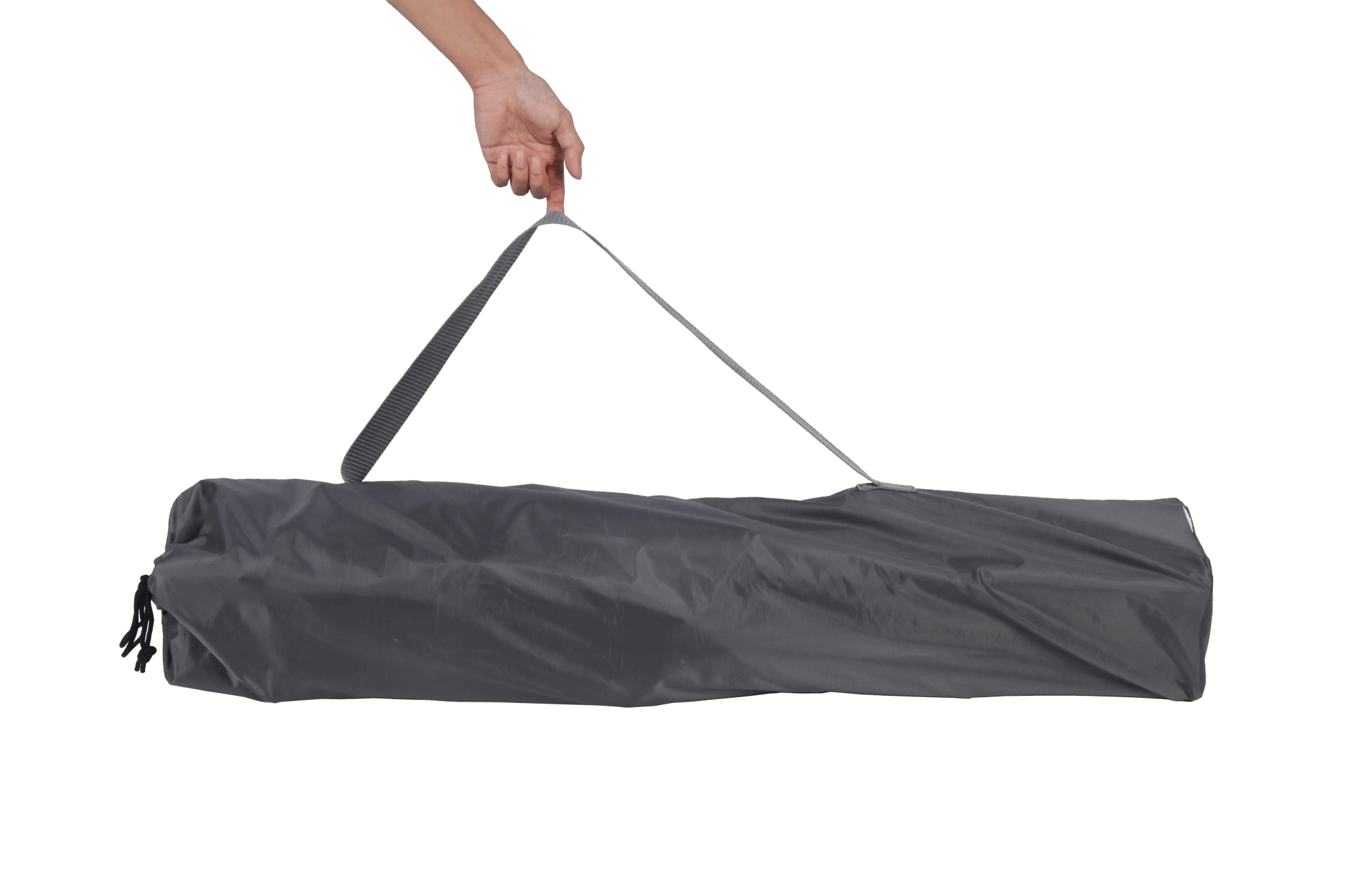 Hand hält schwarze Tragetasche mit Riemen