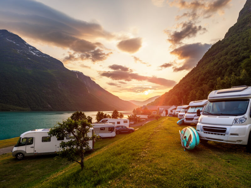 Wohnmobile am See bei Sonnenuntergang